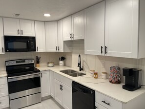 Mikrowelle, Geschirrspüler, Wasserkocher mit Kaffee-/Teezubehör