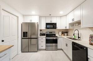 Een magnetron, een vaatwasser, een koffiezetapparaat/waterkoker