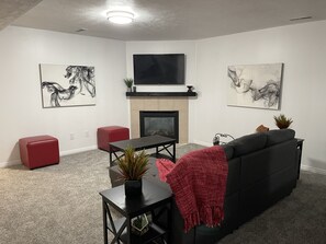 Een smart-tv en een open haard