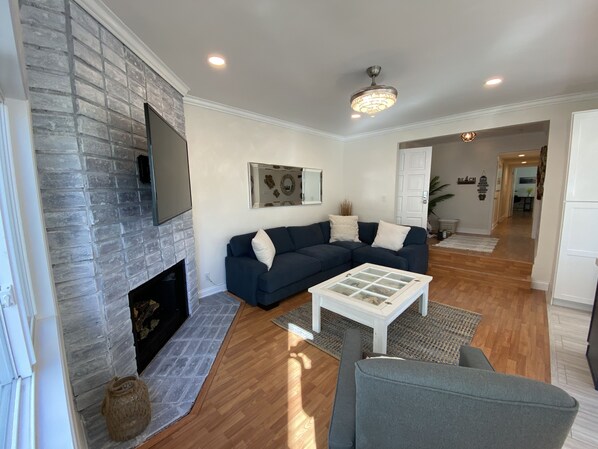 Smart TV, fireplace