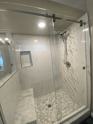 Ensemble douche/baignoire, sèche-cheveux, serviettes fournies, savon