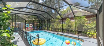 Private historic district apt with pool-suite B