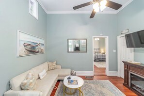 Smart TV, fireplace - Private historic district apt with pool-suite B (Ocala)