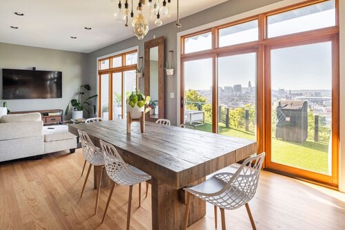 3 Decks W/City Views, Hot Tub, Theater Rm, Garage