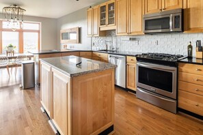 Fridge, microwave, coffee/tea maker, highchair - 3 Decks W/City Views, Hot Tub, Theater Rm, Garage (Cincinnati)