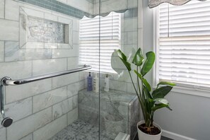 Bathtub, hair dryer, towels - 3 Decks W/City Views, Hot Tub, Theater Rm, Garage (Cincinnati)