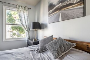 3 bedrooms, desk, iron/ironing board, travel crib