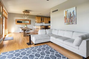 TV, offices, computer monitors - 3 Decks W/City Views, Hot Tub, Theater Rm, Garage (Cincinnati)