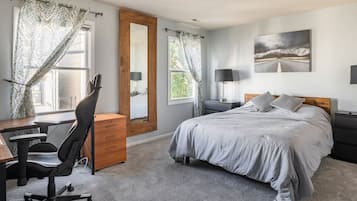 3 habitaciones, escritorio y tabla de planchar con plancha