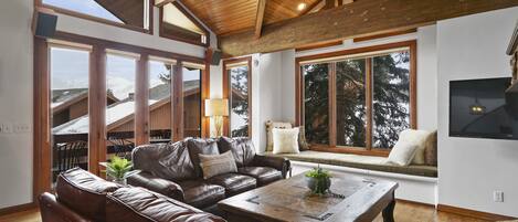 Una Smart TV, una chimenea, libros