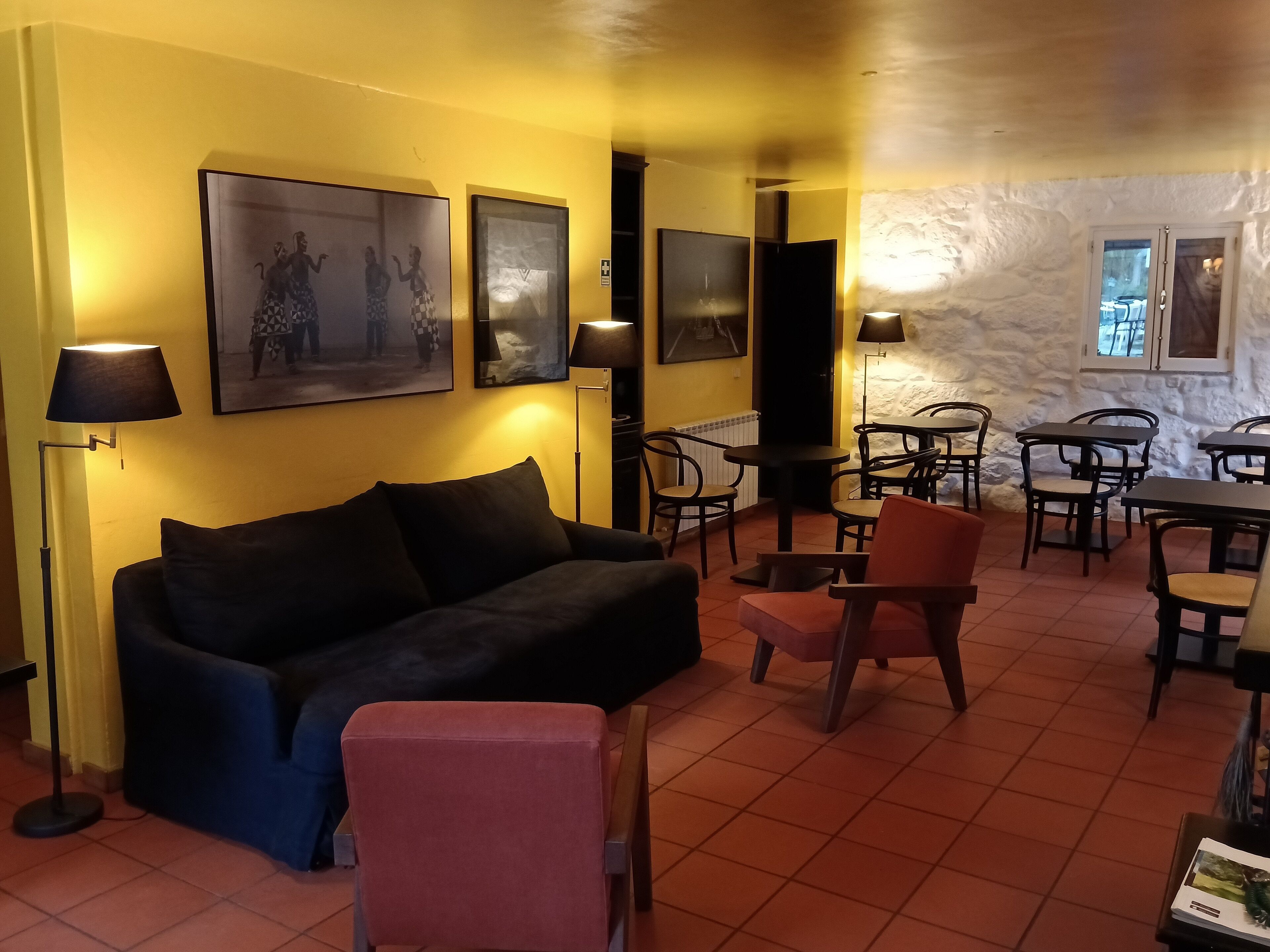 24-tums smart-tv med kabelkanaler och tv