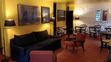 24-tums smart-tv med kabelkanaler och tv