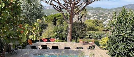 حمّام سباحة خارجي، حمّام سباحة مُدفَّأ