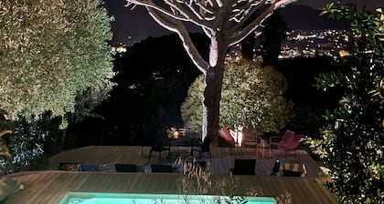 VILLA DE PRESTIGE 5* facing the sea, 15 minutes' walk from the port. Heated swimming pool.