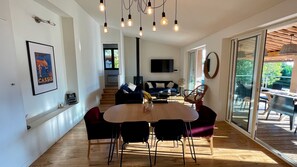 Smart-TV, Kamin, Bücher