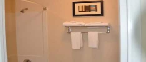 Combined shower/tub, free toiletries, towels