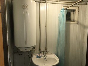 Doccia, asciugacapelli, bidet, carta igienica