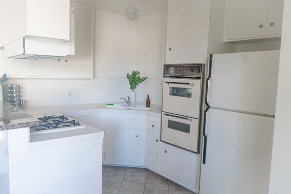 冰箱、微波炉、烤箱、炉灶