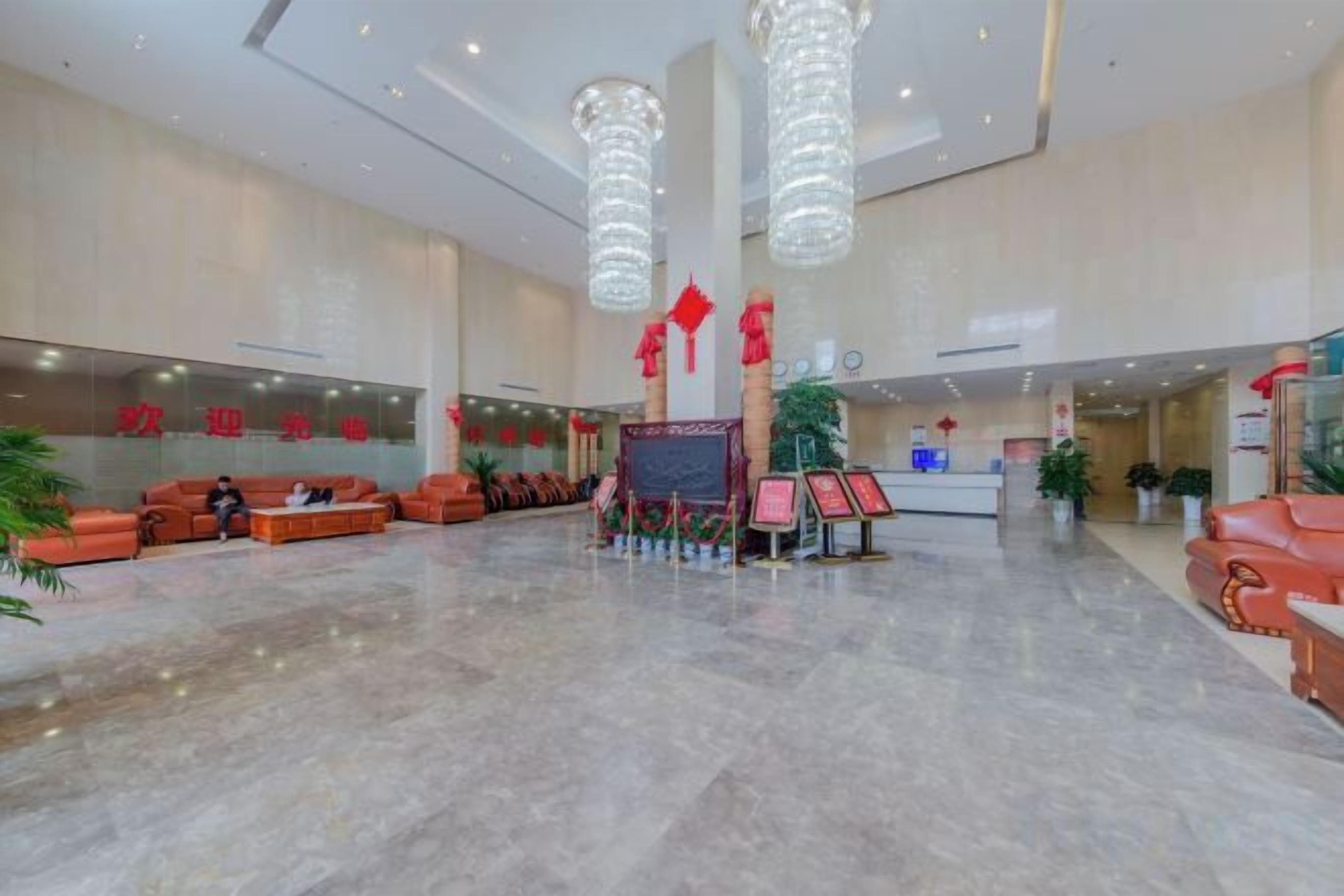Un vestíbulo amplio con mostrador de recepción, zona de estar y detalles decorativos.
