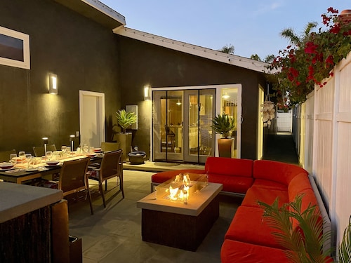 Modern Beach Bungalow, walk to beach, family and dog friendly