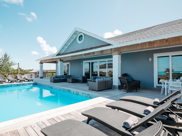 Alberca al aire libre y alberca climatizada