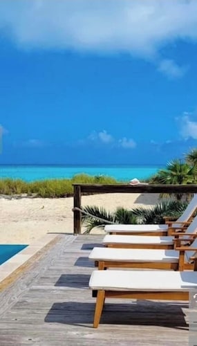 Oceanfront home!<br>7 Bdrm  Beachfront Villa, heated Pool, 2bedroom cottage 