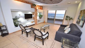 Condo familiar, 2 habitaciones, vista al océano, frente al mar | Área de sala de estar | Smart TV de 32 pulgadas con canales por cable y televisión