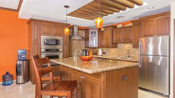 Condo de lujo, 3 habitaciones, vista al océano, frente al mar | Cocina privada | Refrigerador, microondas, horno y cafetera y tetera