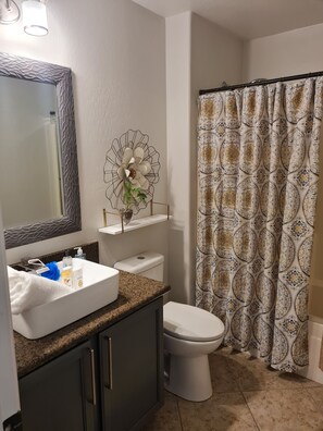 Tina con regadera y toallas 