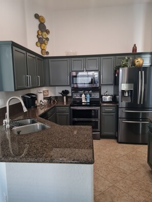 Mikrowelle, Ofen, Herdplatte, Wasserkocher mit Kaffee-/Teezubehör