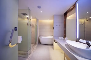 A modern bathroom with a glass shower enclosure, a freestanding bathtub, and a large mirror. - Lavande Hotels Heyuan Longchuan Branch (Longchuan)