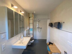 Een douche, een haardroger, handdoeken, zeep