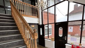 Lobby - The Pheasant Bar & Restaurant Hotel (Wokingham)