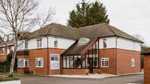 Exterior - The Pheasant Bar & Restaurant Hotel (Wokingham)