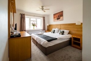 Ropa de cama de alta calidad, muebles diferentes y escritorio