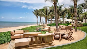 Bãi biển riêng, cát trắng, quán bar trên bãi biển
