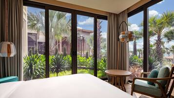Deluxe Room | Minibar, in-room safe, desk, blackout drapes