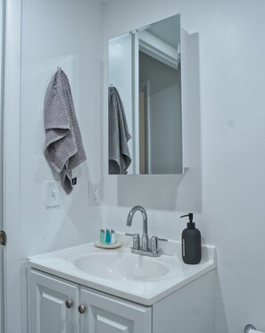 Regadera, toallas, jabón, papel de baño 