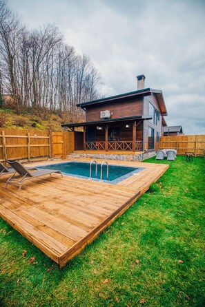 8 utendørsbassenger, bassengparasoller og solsenger