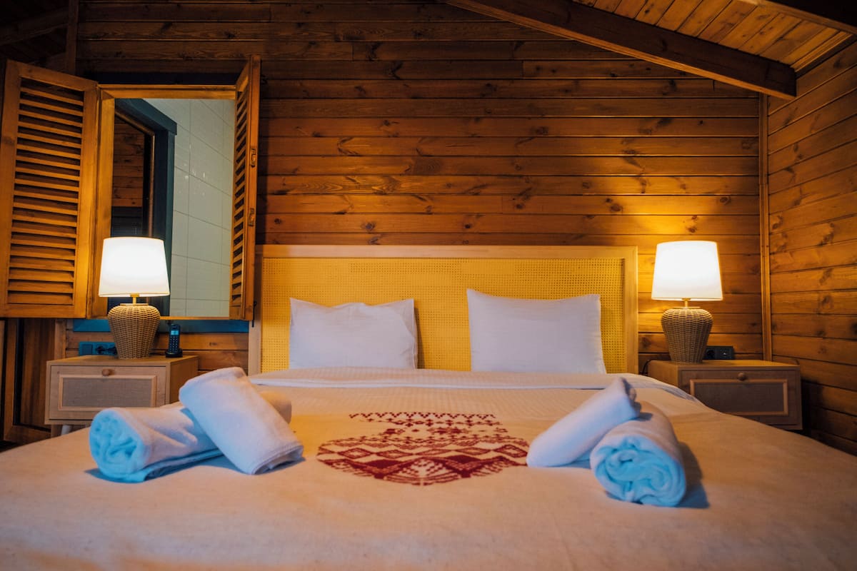 3 habitaciones, ropa de cama de alta calidad y escritorio