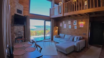 Family Suite | Living area | 106-cm LCD TV with satellite channels, TV, fireplace