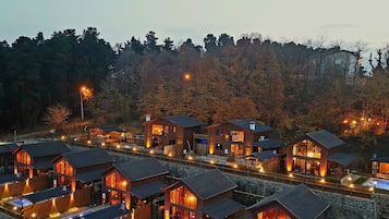 Family Suite | Premium bedding, desk, soundproofing, free cribs/infant beds