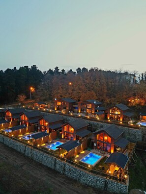 A resort with multiple wooden cabins, each with a private pool and outdoor seating area. - Woodlodge Country Sapanca (Sapanca)