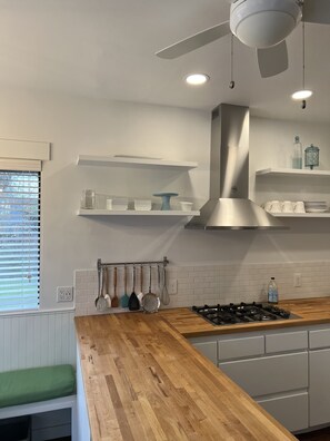 Réfrigérateur, four, plaque de cuisson, lave-vaisselle