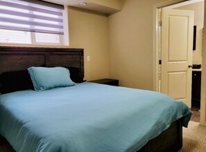 2 bedrooms, desk, iron/ironing board, free WiFi - Spacious Basement suite (Camrose)