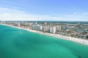 Una spiaggia nelle vicinanze, lettini da mare, teli da spiaggia