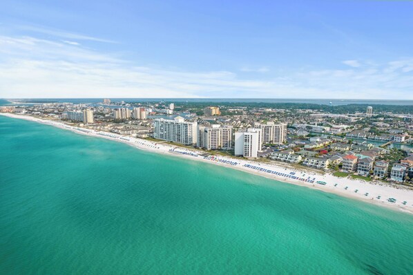 Plage à proximité, chaises longues, serviettes de plage