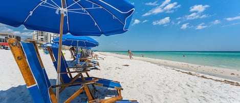 Playa en los alrededores, camastros y toallas de playa