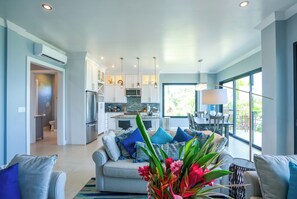 Appartamento, 2 camere da letto, piscina privata, di fronte alla spiaggia | Area soggiorno | Smart TV 40 pollici con canali digitali, TV, Netflix