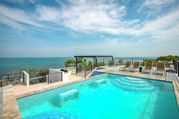 Ulkouima-allas, aurinkotuoleja